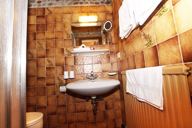 Doppelzimmer mit Bad in der Frühstückspension Hermannsklause Tux