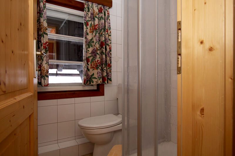 Dreibettzimmer mit Dusche und WC im Klausner Häusl Tux Tirol