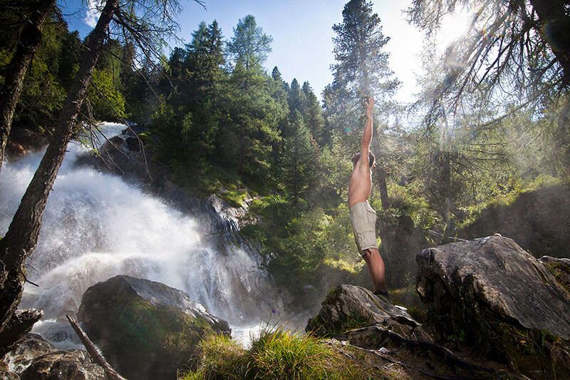 Abkühlung beim Wandern beim einem Wasserfall in Tux Zillertal